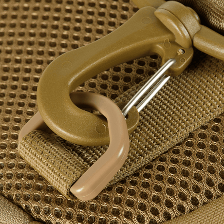 Närbild av M‑Tac Cross Bag Elite Hex med robust karbinhake och Cordura 500-tyg, idealisk för vardag och taktisk utrustning.