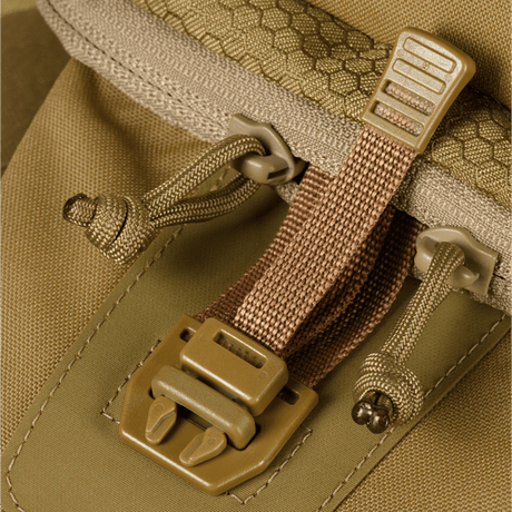 Detalj av M‑Tac Cross Bag Elite Hex i Cordura 500-material med WJ-fästen och YKK-dragkedjor i brun färg
