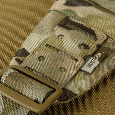 Närbild av militärinspirerad M‑Tac Cross Bag Elite Hex med kamouflage, tillverkad av slitstarkt Cordura 500-material.