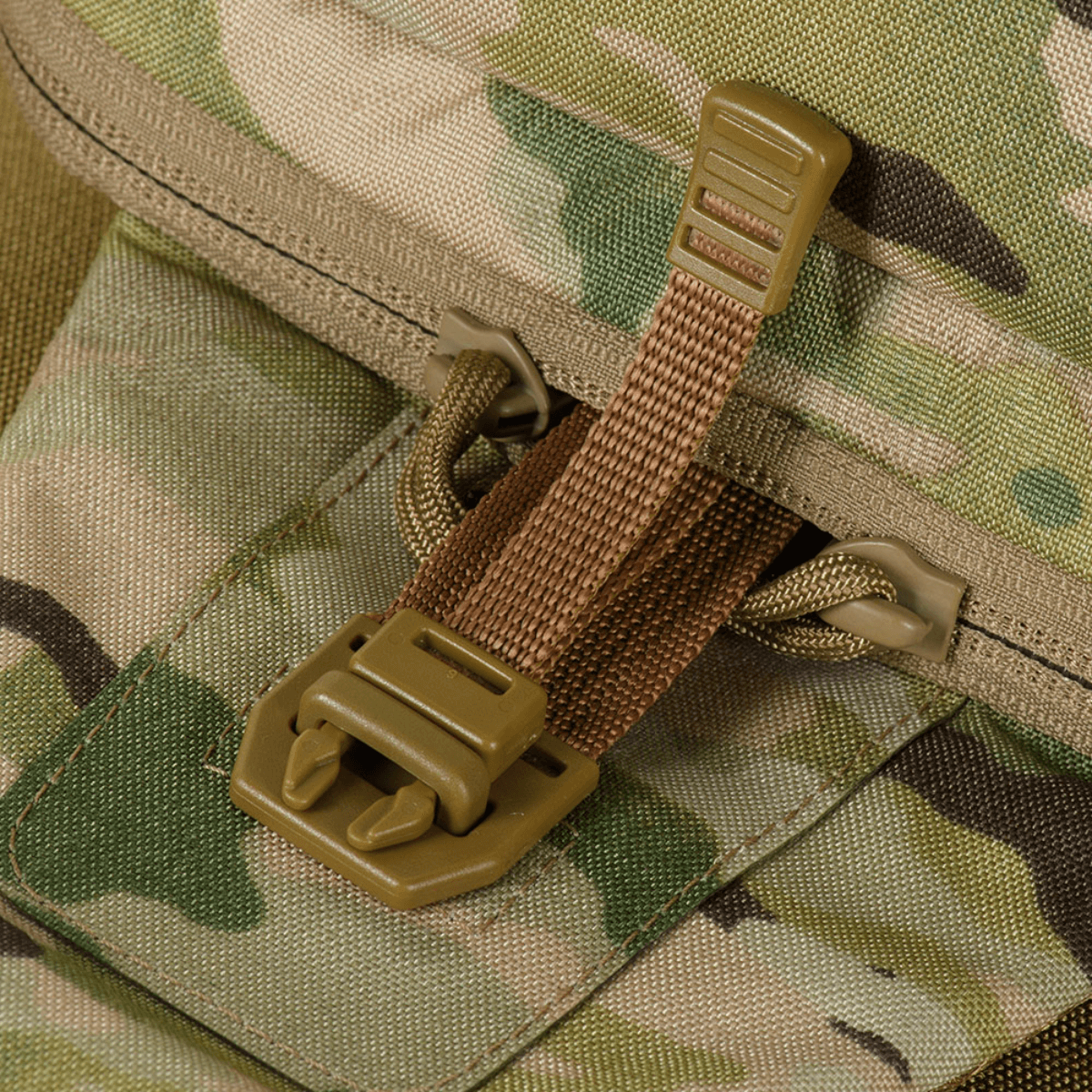 Nærbillede af M‑Tac Cross Bag Elite Hex med militær-inspireret mønster og solidt spænde. Ideel til taktik og dagligt brug.