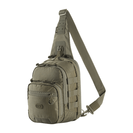 M-Tac Cross Bag Elite Hex, en taktisk slingpack för daglig användning, tillverkad av Cordura 500, rymmer 5 liter. Perfekt för ena axeln.