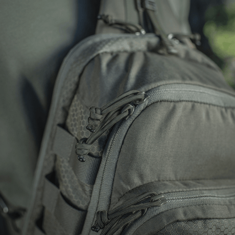 Närbild av M‑Tac Cross Bag Elite Hex med Cordura 500-material och YKK-dragkedjor, perfekt för vardagligt bruk och taktiska ändamål.