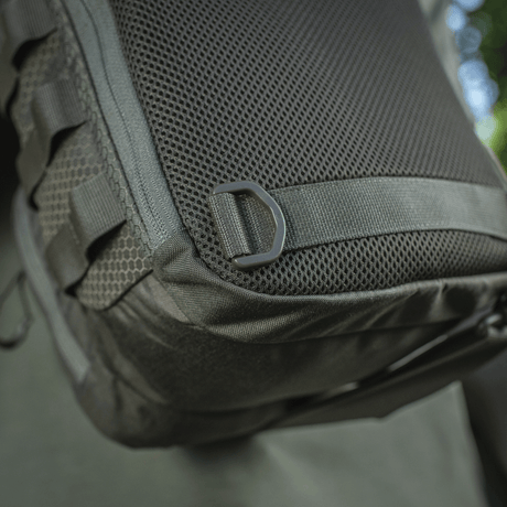 Detaljerad närbild av M‑Tac Cross Bag Elite Hex med robust rem och nätmaterial, optimal för vardagsbruk och taktisk utrustning.