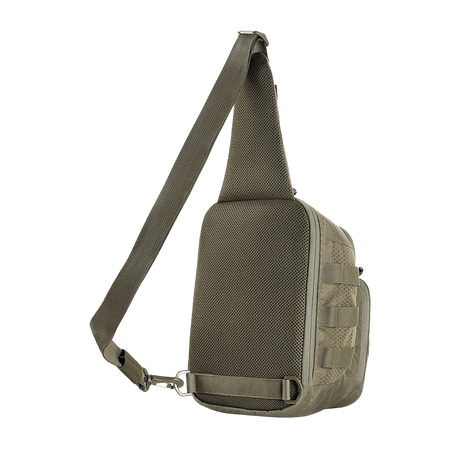 M‑Tac Cross Bag Elite Hex sedd från sidan, 5L slingpack med en enkel rem, perfekt för vardagsbruk. Tillverkad av hållbart Cordura 500-material.