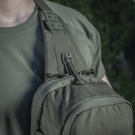 M‑Tac Cross Bag Elite Hex slingpack buren över axeln, perfekt för vardagsbruk och taktisk utrustning, militärgrön färg, Cordura-tyg.