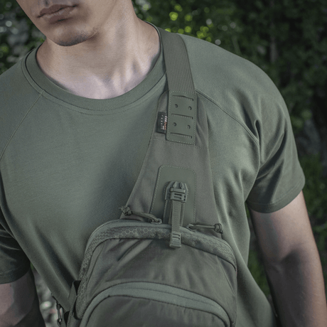 M‑Tac Cross Bag Elite Hex i bruk på en person i grön t-shirt, perfekt för både vardagsbruk och taktisk utrustning.