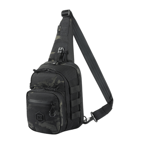 Svart M‑Tac Cross Bag Elite Hex slingpack i Cordura 500 med MIL-SPEC-fästen och YKK-dragkedjor, perfekt för daglig användning och taktisk utrustning.