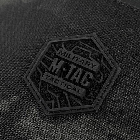 M‑Tac Cross Bag Elite Hex-logotyp på Cordura 500-material, idealisk för vardagligt bruk och taktisk utrustning, svart hexagonmärke.