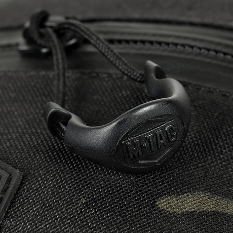 M‑Tac Cross Bag Elite Hex nära dragkedja och detalj, tillverkad av Cordura 500-material, idealisk för vardagsbruk och taktik.