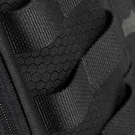 Närbild av M‑Tac Cross Bag Elite Hex i Cordura 500-material med hexmönster och MIL‑SPEC-remmar, idealisk för vardagligt och taktiskt bruk.