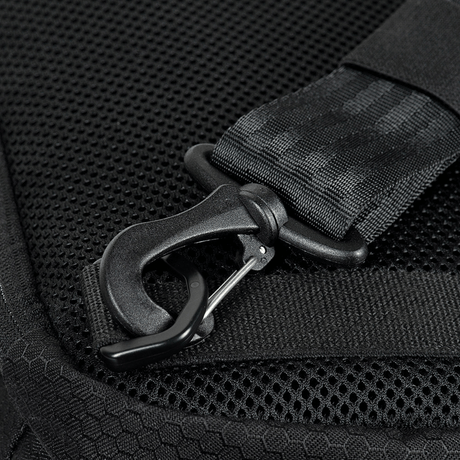 Närbild av M‑Tac Cross Bag Elite Hex som visar en stark krok och remdetalj på en Cordura 500-väska för taktisk användning.