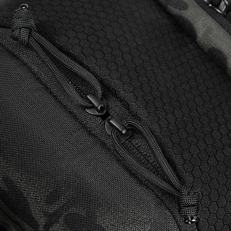 Detaljbild av M‑Tac Cross Bag Elite Hex med robust Cordura 500-material och starka dragkedjor för vardagsbruk eller taktisk utrustning.