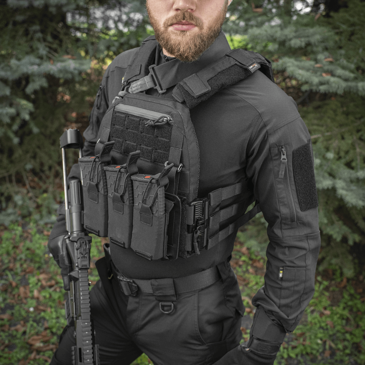 Taktisk person med M‑Tac Plate Carrier Cuirass QRS Gen.II på, ergonomisk design i Cordura 500D til hurtig afmontering og ventilation.