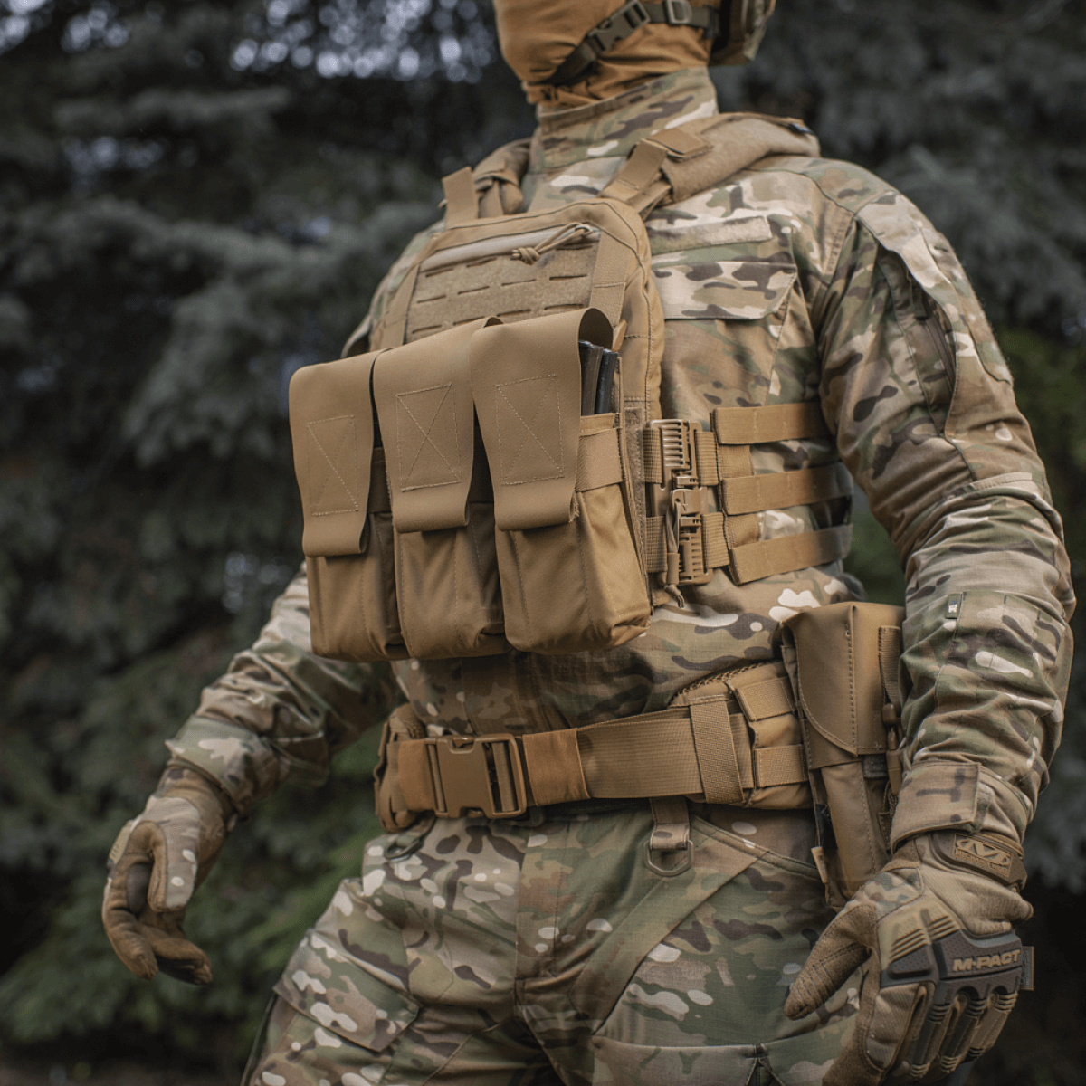 M‑Tac Plate Carrier Cuirass QRS Gen.II i brug, moderne taktisk pladebærer med justerbar quick-release på camouflagedragt.