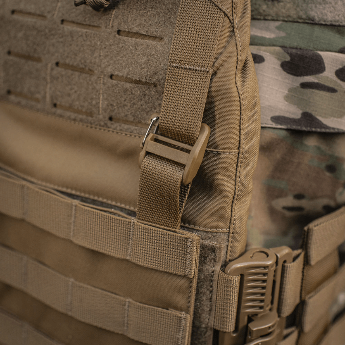 M‑Tac Plate Carrier Cuirass QRS Gen.II med quick-release system, ergonomisk design og Cordura 500D materiale, perfekt til taktisk brug.