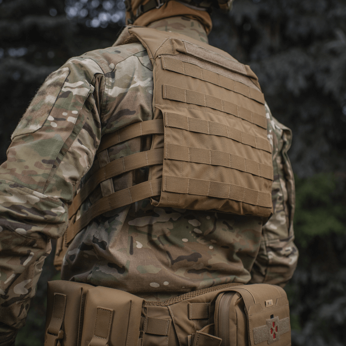 M‑Tac Plate Carrier Cuirass QRS Gen.II påsoldat i camouflagedragt, udendørs miljø
