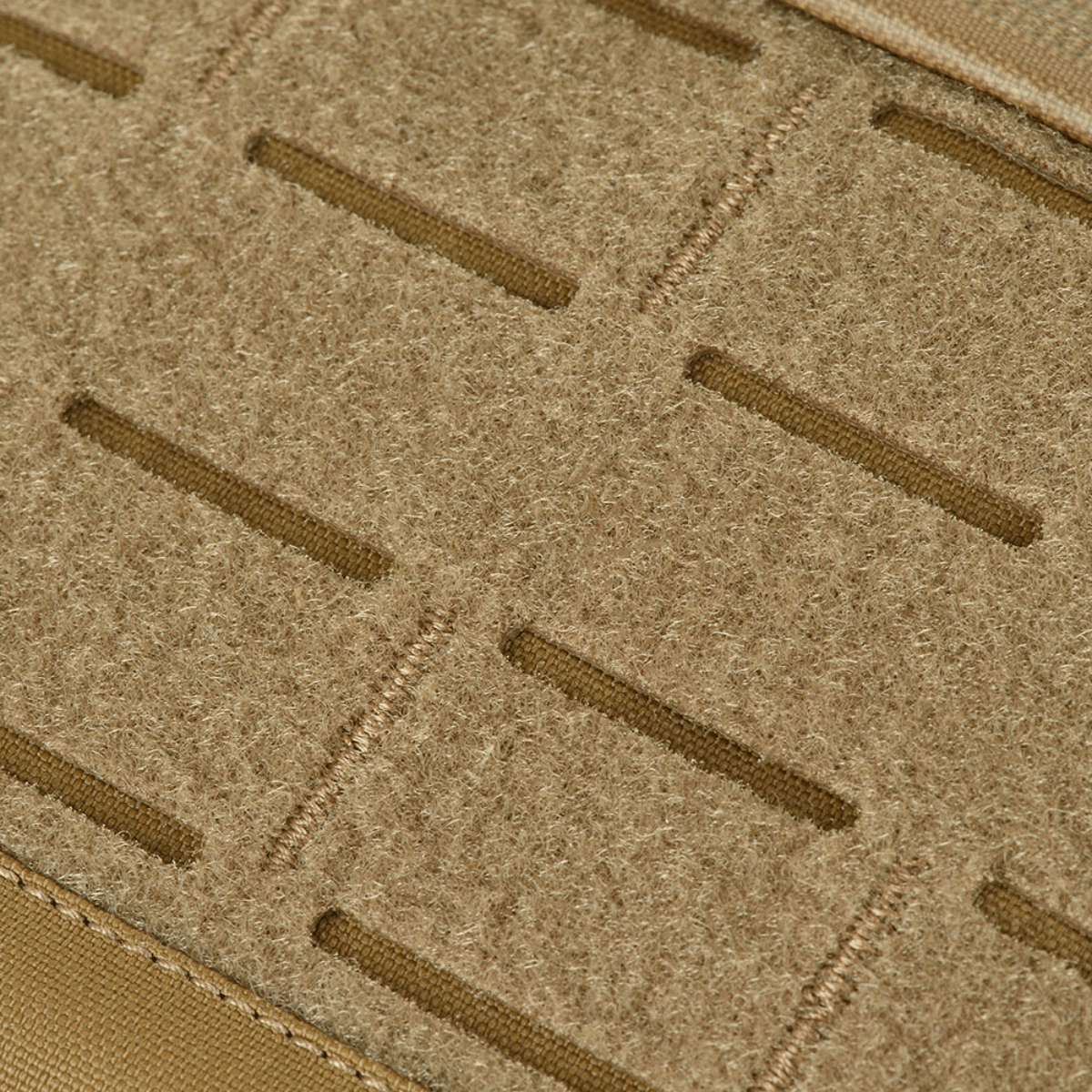 Nærbillede af M‑Tac Plate Carrier Cuirass QRS Gen.II med holdbart Cordura 500D stof, ergonomisk design til taktisk brug.