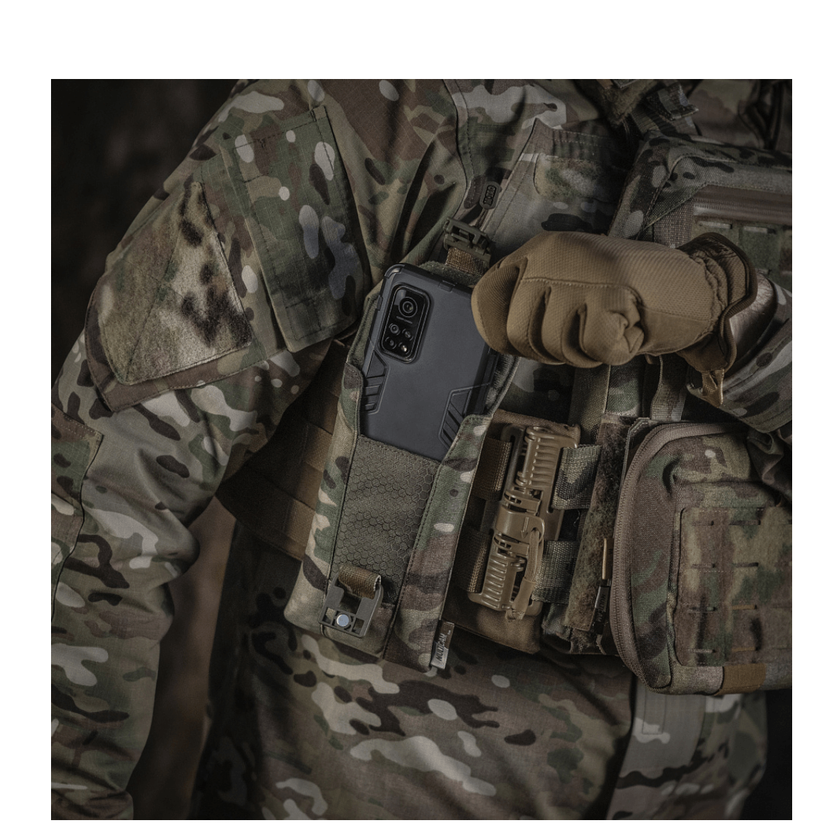 M-Tac Smartphone Lomme Elite Large Hex i brug på militæruniform, opbevarer en smartphone sikkert med en WJ magnetisk spænde.