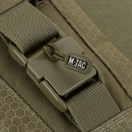 Närbild av M‑Tac Smartphone Pouch Elite Large Hex med robust magnetspänne och slitstarkt Cordura HEX 1000D-material.