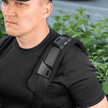 M-Tac axelremspad 50 mm Elite bärs på en mans axel för komfort och viktfördelning, tillverkad av Cordura och 3D-mesh.