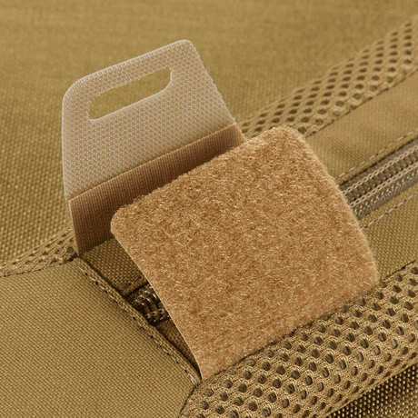 M‑Tac axelremspad 40 mm Elite i robust Cordura-material och 3D-mesh för ventilation och tryckavlastning. Detalj av rem och velcrostängning.