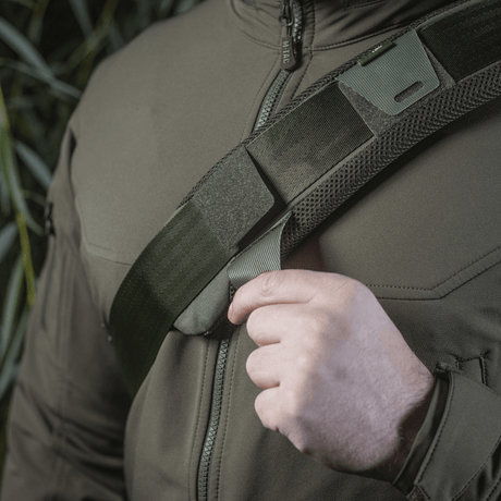M‑Tac axelremspad 50 mm Elite monterad på axel, visar bekväm passform och robust Cordura-material med 3D-mesh.