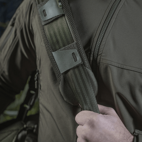 Man bär M‑Tac axelremspad 50 mm Elite på axeln för komfort och stöd.