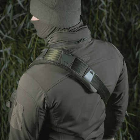 M‑Tac axelremspad 50 mm Elite i bruk visar hållbar Cordura och 3D-mesh för komfort och luftcirkulation på axeln.