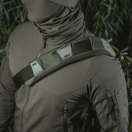 M‑Tac axelremspad 50 mm Elite monterad på axeln, med 3D-mesh för komfort och Cordura för hållbarhet, bärs med taktisk jacka.