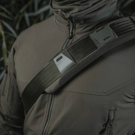 M‑Tac axelremspad 50 mm Elite på en persons axeljacka för optimal komfort och tryckavlastning, med andningsbart 3D-mesh och robust Cordura-material.