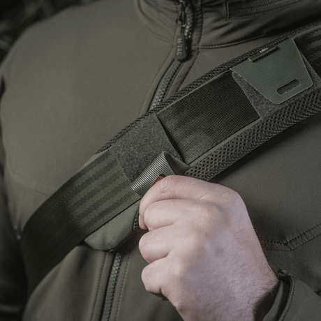 M‑Tac axelremspad 50 mm Elite använd på en jacka för komfort och stöd.