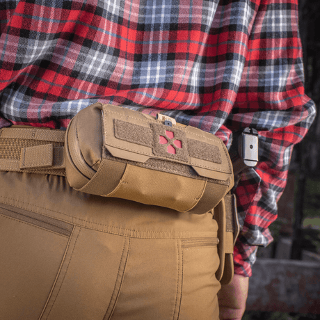 M-Tac Horizontal Medical Pouch Elite monterad på bälte, idealisk för första hjälpen i fält, med hållbart Cordura och vattentät dragkedja.