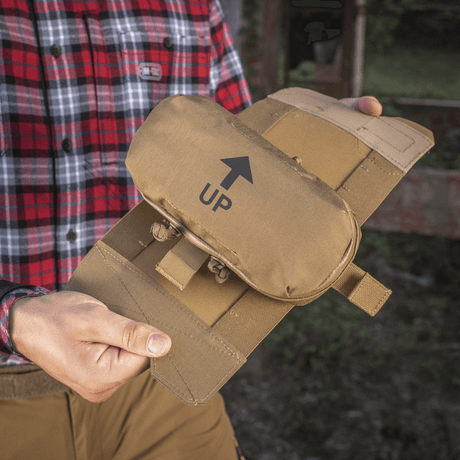 M-Tac Horizontal Medical Pouch Elite använd i utomhusmiljö, visar funktion med avtagbar organizer och paracord-loop.