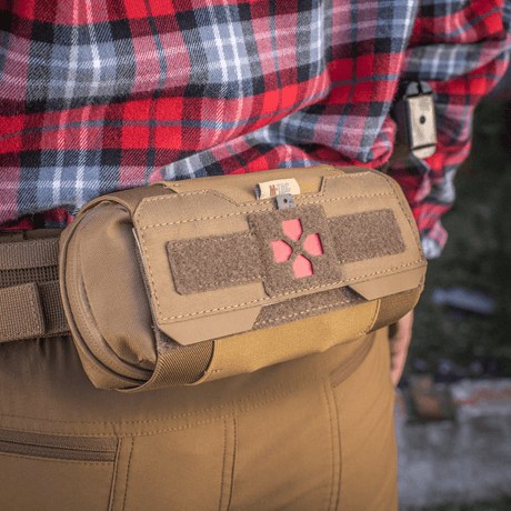 M-Tac Horizontal Medical Pouch Elite monterad på bälte, visar slitstark Cordura 500D, vattentät dragkedja och organiseringssystem.
