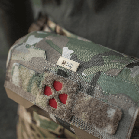 M-Tac Horizontal Medical Pouch Elite i fält med camouflagedesign, slitstark Cordura 500D och YKK AquaGuard-dragkedja.