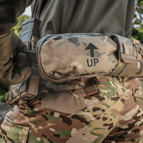 M-Tac Horizontal Medical Pouch Elite på soldats bälte, redo för första hjälpen i fält, gjord av slitstark Cordura 500D med vattentät dragkedja.