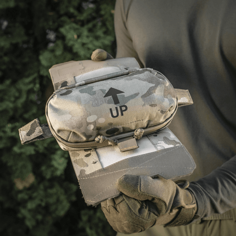 M-Tac Horizontal Medical Pouch Elite hålls av person i naturen, camouflagedesign och Cordura 500D-material.