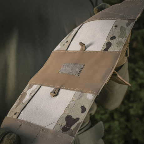 M-Tac Horizontal Medical Pouch Elite monterad på fältutrustning, visar slitstark Cordura 500D och YKK AquaGuard-dragkedja, idealisk för första hjälpen.