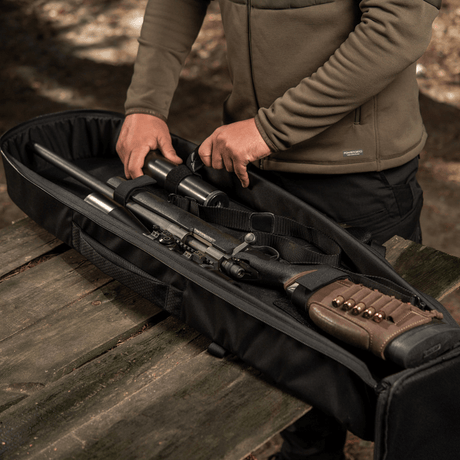 M-Tac Gun Backpack Case 105 cm Elite Hex med vapen fastsatta inuti, perfekt för jägare och skyttar.