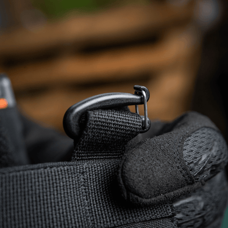 Detaljbild av M‑Tac Front Panel för Cuirass QRS med Woojin-krok och MOLLE-system.