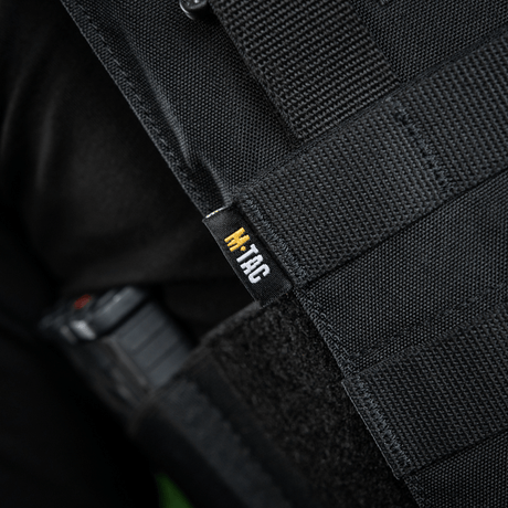 Närbild av M‑Tac Front Panel för Cuirass QRS med MOLLE-system och Woojin-krokar, utformad för militärt bruk.