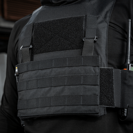 M‑Tac Front Panel för Cuirass QRS monterad på militär uniform, lätt och robust design med MOLLE-system och Woojin-hårdvara.
