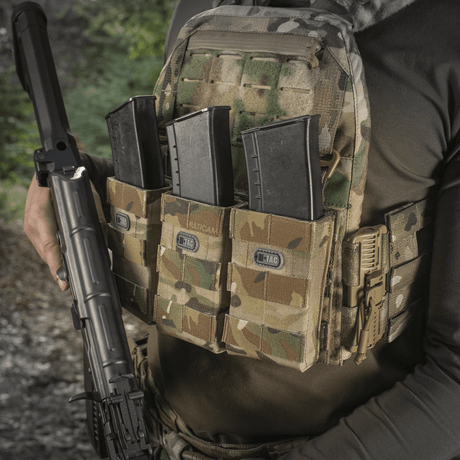 M‑Tac Front Panel för Cuirass QRS med magasin, monterad på taktisk väst, med MOLLE-system för militär utrustning.