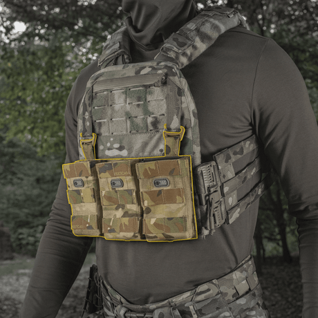 M‑Tac Front Panel för Cuirass QRS monterad på militärväst, fokus på robust och lätt Cordura 500D-material med MOLLE-system.