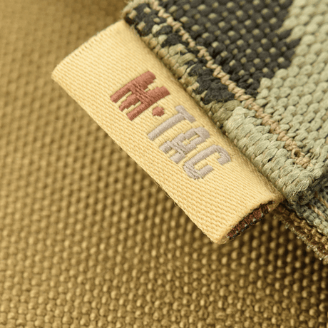 Närbild av M‑Tac Front Panel för Cuirass QRS med camouflagetyg märkt M‑TAC, designad för militär användning.