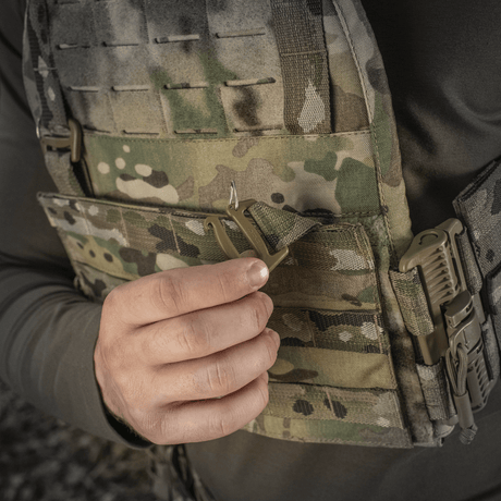 M‑Tac Front Panel för Cuirass QRS med MOLLE-system för militär utrustning i bruk.