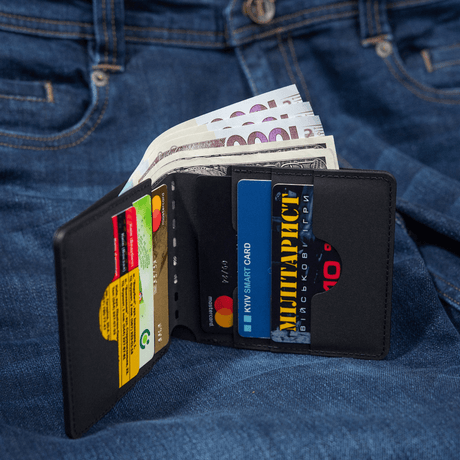 M-Tac Plånbok Slim Elite - kompakt och stilren plånbok med plats för kontanter, kort och ID, tillverkad av modern polymerkomposit.