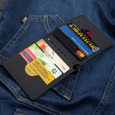 M-Tac Plånbok Slim Elite i modern polymerkomposit, visar kort och kontanter, ligger på blå denim. Stilren och hållbar plånbok.