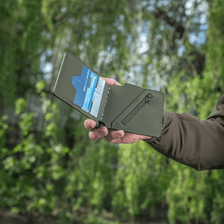 M-Tac Plånbok Slim Elite Gen. II i handen, visar fack för kort.