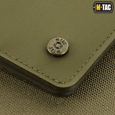 Närbild av M-Tac Plånbok Slim Elite Gen. II med märkt mässingsnit och kompakt design, tillverkad i slitstark polymerkomposit.